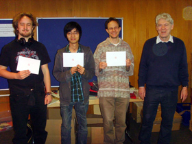 Die Sieger des 17. Erdinger Go-Turniers: Viktor Lin (Mitte links), Jonas Fincke (Mitte rechts), Sebastian Koller (links) und Turnierorganisator Dr. Klaus Flügge (rechts)
